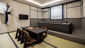 Signature A | มินิบาร์ฟรี, โต๊ะทำงาน, ห้องเก็บเสียง, Wi-Fi ฟรี