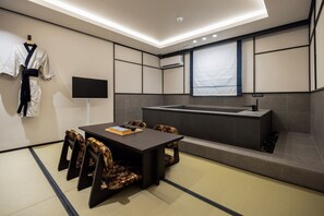 Signature A | Minibar con artículos gratuitos y decoración individual