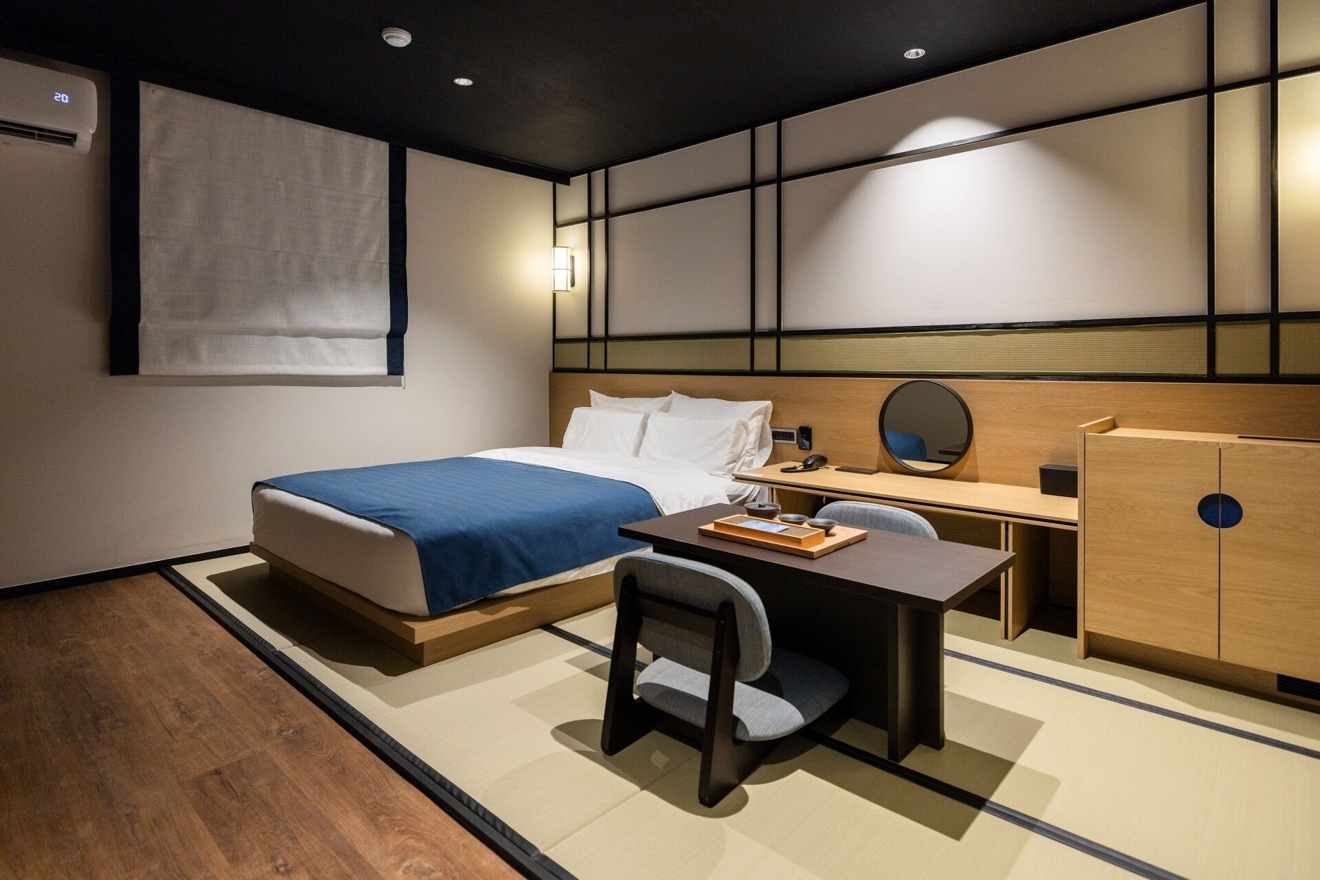 Une chambre d’hôtel équipée d’un lit, d’un bureau, d’une chaise et d’une armoire.