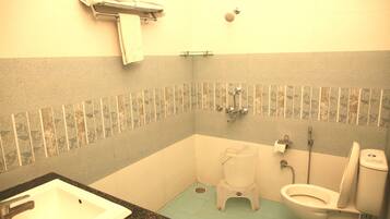 Un baño con lavamanos, inodoro y ducha.