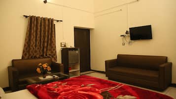 Deluxe Double Room, Courtyard View | In-room safe, desk, blackout curtains, iron/ironing board
