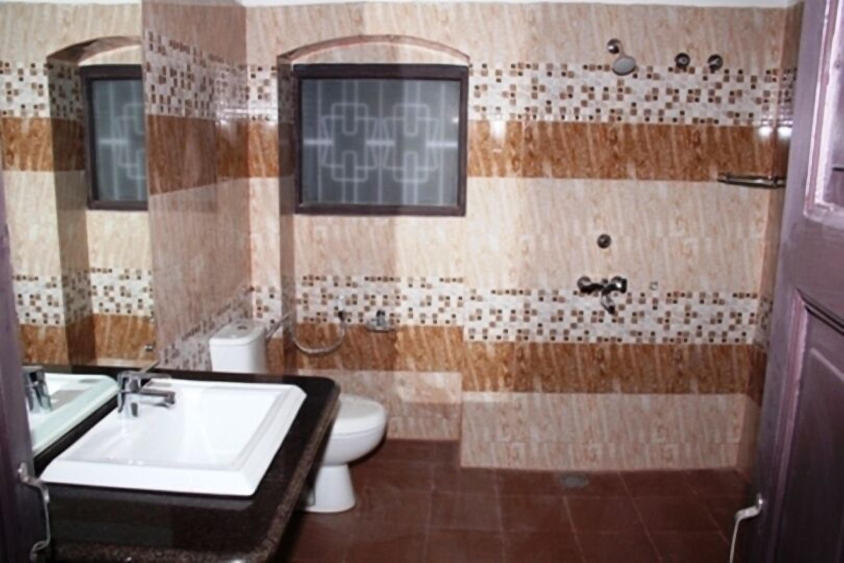 Ein Badezimmer mit Waschbecken, Toilette und Duschbereich.