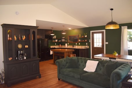TV, fireplace. Cozy 3-Bed, 2-Bath McKenzie Bridge Home with AC & EV Charger