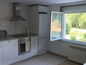 Een koelkast, een microgolfoven, een oven, een vaatwasser