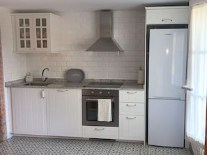 Een koelkast, een microgolfoven, een oven, een vaatwasser
