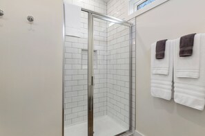 Dusche, Handtücher, Seife, Toilettenpapier