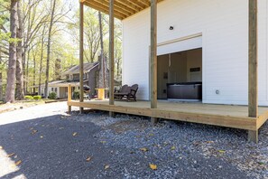 Terrace/patio - The Otterbox Skyloft , luxury 1 bedroom home at the lake, indoor hot tub , darts (Smithville)