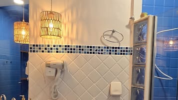 Suihku, hiustenkuivaaja, pyyhkeet, saippua