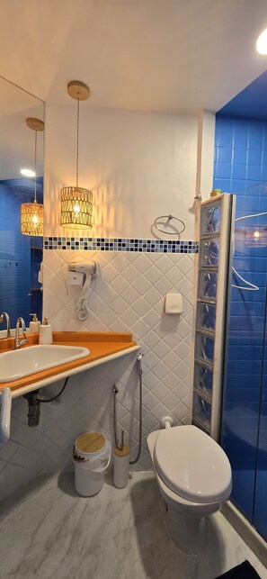 Chuveiro, secador de cabelo, toalhas de banho, sabonete