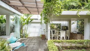 Suite Deluks, patio, pemandangan kebun | Dapur bersama | Ketel listrik