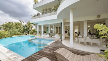 Kolam renang outdoor