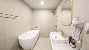 Deluxe Twin Room | Bathroom | Separate tub and shower, hair dryer, towels, soap