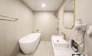 Tomannsrom – deluxe | Bad | Separat badekar og dusj, hårføner, håndklær og såpe