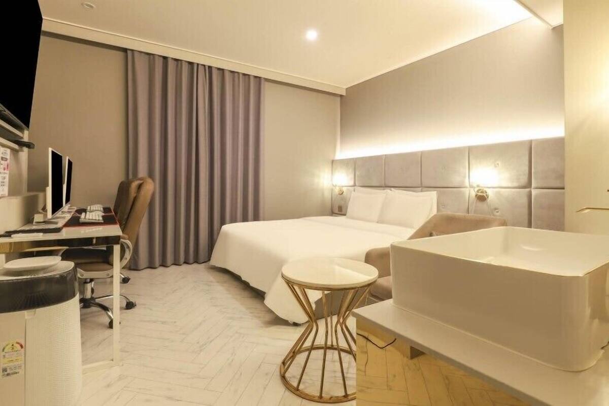 Deluxe Double Room, City View | Desk, laptop workspace, free WiFi