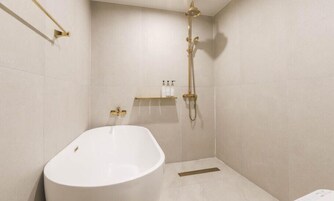 ห้องดีลักซ์ดับเบิล, วิวเมือง | ห้องน้ำ | อ่างอาบน้ำและฝักบัวแยกจากกัน, ไดร์เป่าผม, ผ้าเช็ดตัว, สบู่