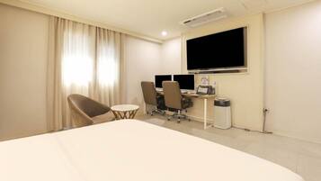 Premium-herbergi með tvíbreiðu rúmi - borgarsýn | Skrifborð, vinnuaðstaða fyrir fartölvur, ókeypis þráðlaus nettenging