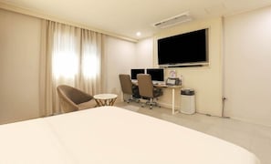 Quarto casal premium, vista para a cidade | Escrivaninha, espaço de trabalho para notebook, Wi-Fi de cortesia