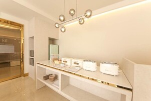 Sudah termasuk sarapan ambil sendiri setiap hari