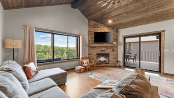 Smart TV, fireplace
