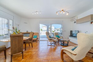 TV - House with mooring and pool (Empuriabrava)