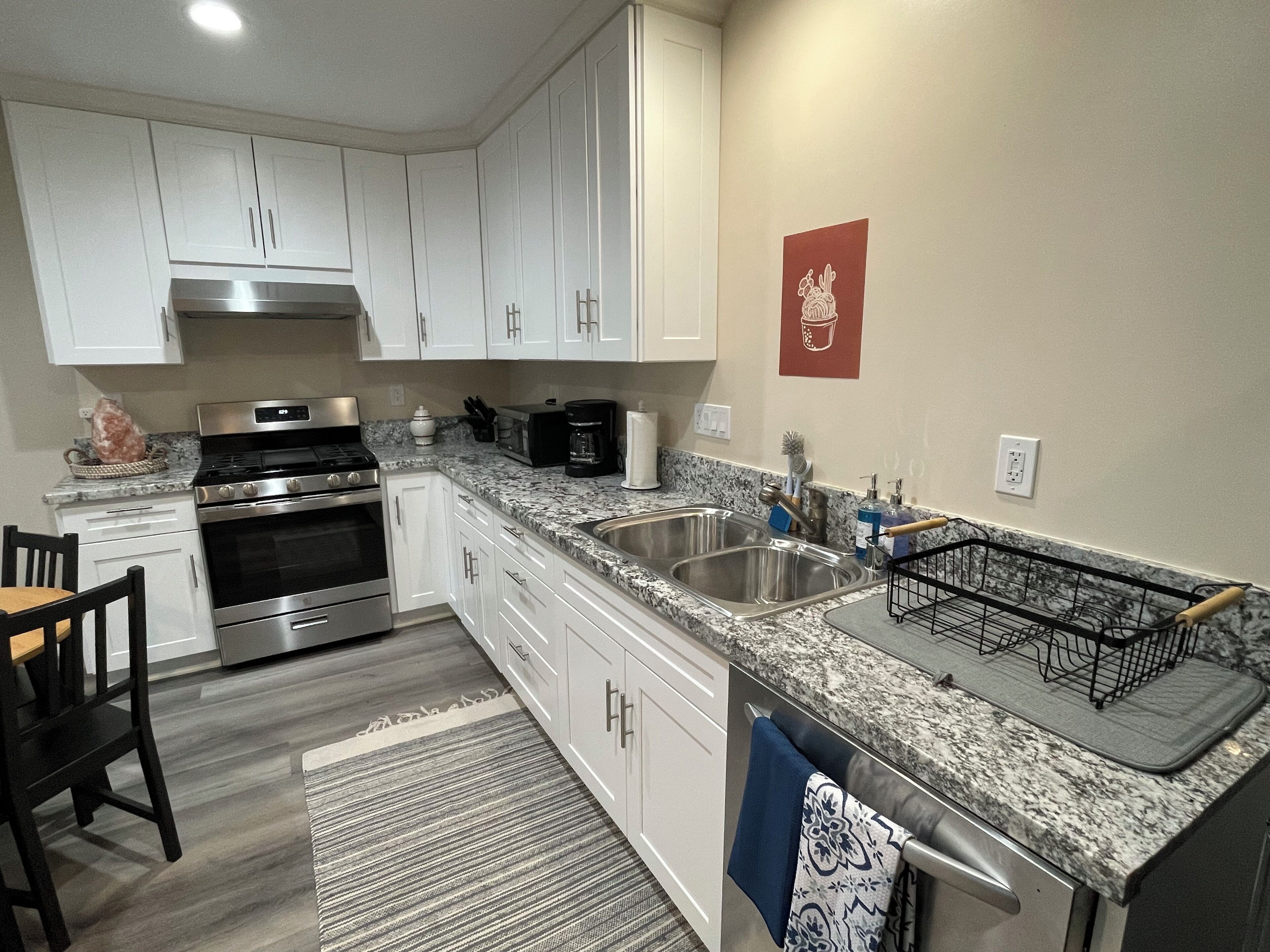 Microondas, horno, parrilla de estufa y lavavajillas 