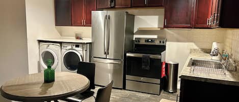 Réfrigérateur, surface de cuisson, bouilloire électrique