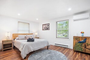 4 bedrooms, desk, WiFi, bed sheets