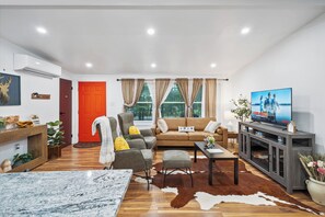 Een smart-tv, videogames en een tafeltennistafel