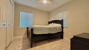 Un dormitorio con cama, cómoda y armario.