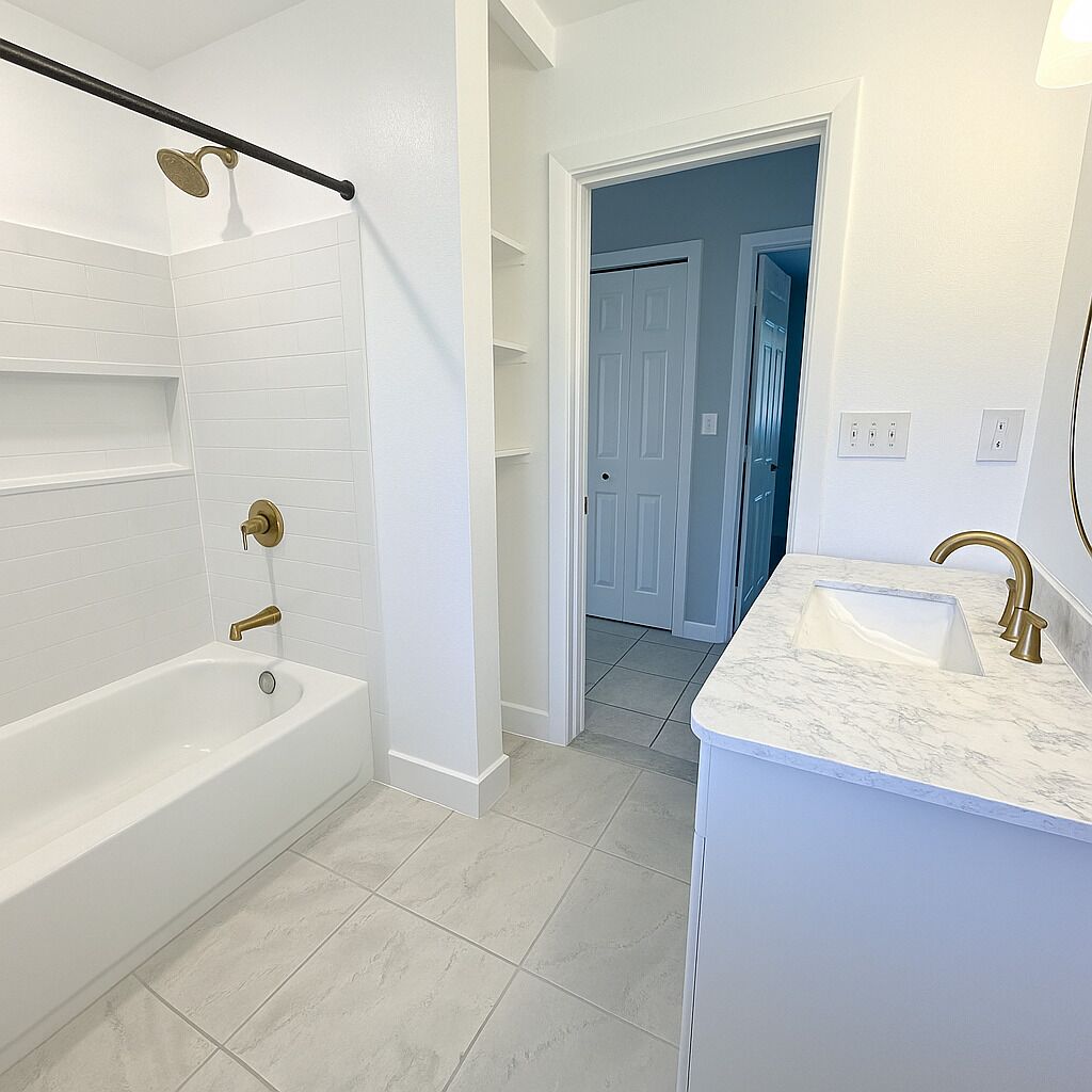 Une salle de bain avec une baignoire, une douche et un lavabo avec un miroir.