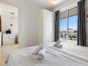 1 chambre, fer et planche à repasser, accès Internet, draps fournis