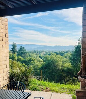Outdoor dining - Mountain View’s galore, Ojai Oasis apartment (Ojai)