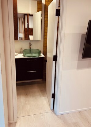 Dusj, hårføner, bidé og håndklær