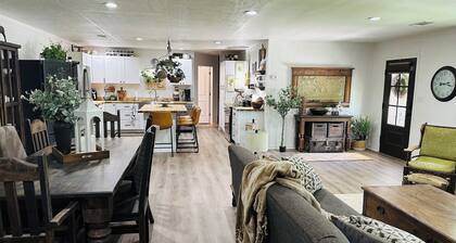 Charming cabin in wonderful Greenwood AR Located close to Wedding Venue The Loft