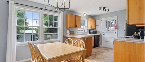 Microondas, horno, placa de cocina, lavavajillas