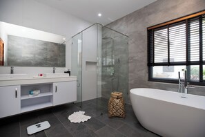 Douche, sèche-cheveux, bidet, serviettes fournies
