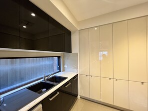 Mikrovågsugn, ugn, spishäll och diskmaskin