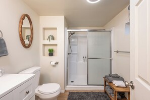 Secador de pelo, toallas, jabón y papel higiénico