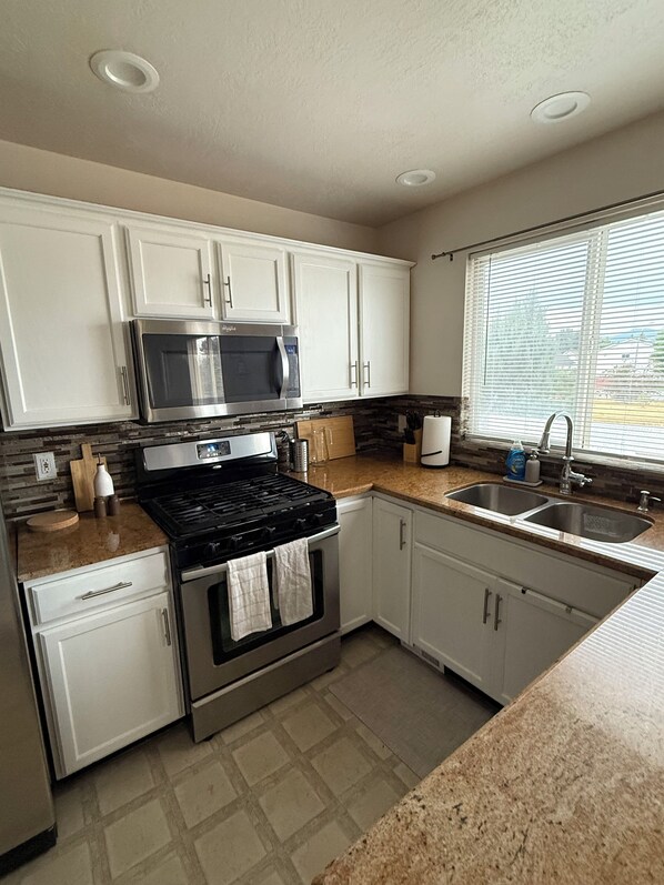 ثلاجة، ميكروويف، فرن، موقد طهي مسطح