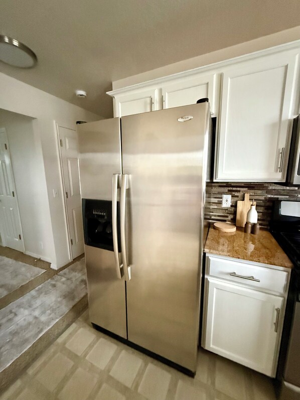 ثلاجة، ميكروويف، فرن، موقد طهي مسطح