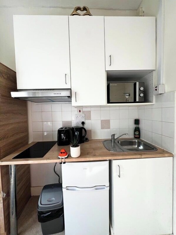 Kylskåp, mikrovågsugn, ugn och spishäll