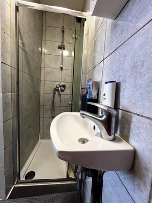 Douche, serviettes fournies