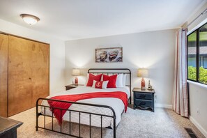 3 bedrooms, iron/ironing board, travel crib, free WiFi