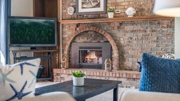 Smart TV, fireplace