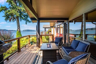 Bridgeview Lookout w/ Vast Water Views & Hot Tub!