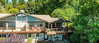 Bridgeview Lookout w/ Vast Water Views & Hot Tub!