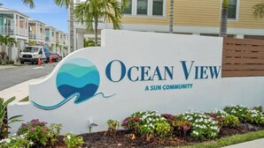 Señal de Ocean View, una comunidad Sun, con un logotipo que presenta una ola y un sol.