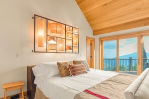 9 soverom, skrivebord, strykejern/-brett og reiseseng for barn