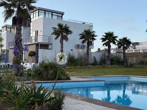 House with pool and ocean view 5 min from baja Fest