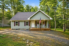 Exterior - Serenity Cottage Deck, Game Room & Fire Pit near Narrowsburg Masthope (Lackawaxen)